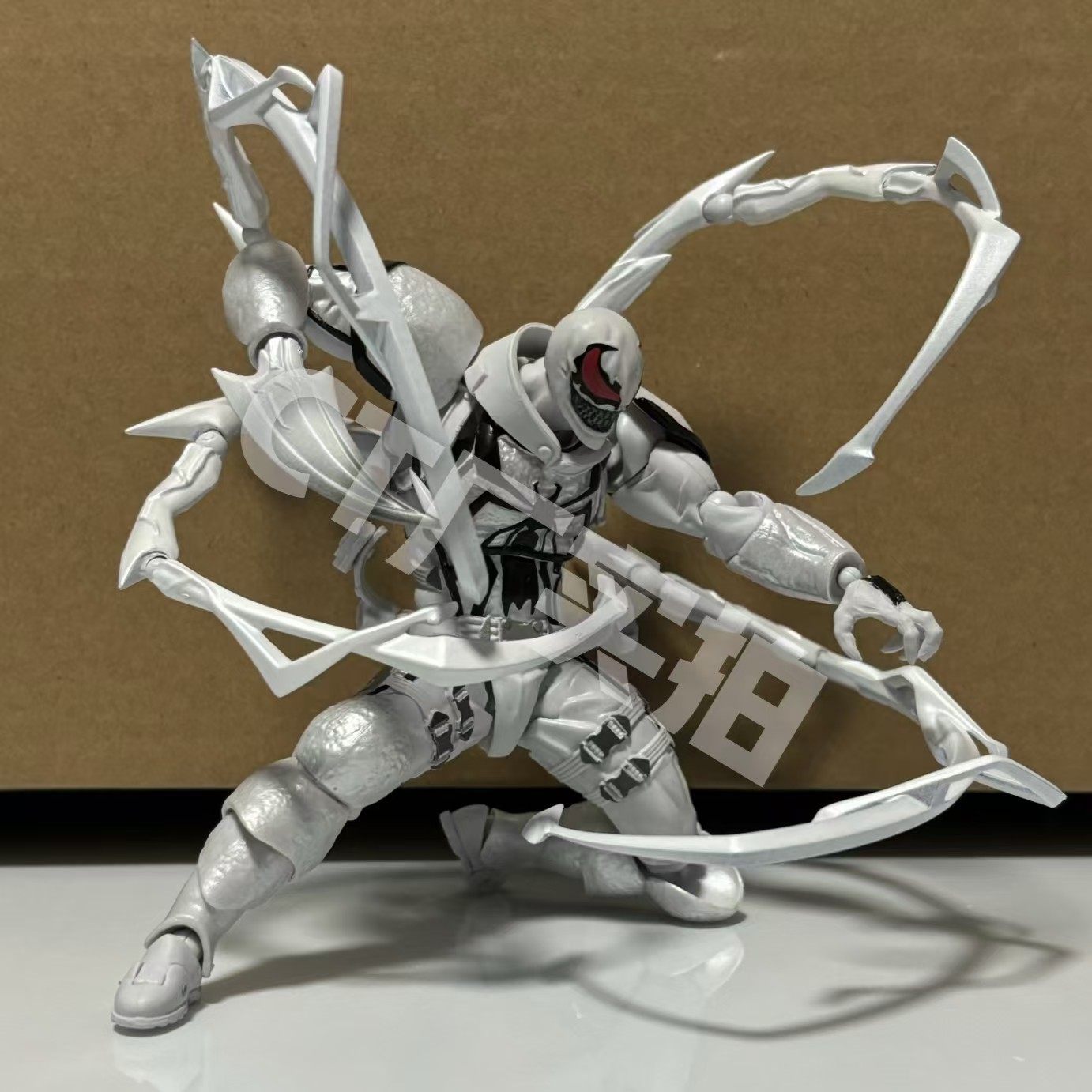 Ct tokoh aksi Venom Putih Ko b - Model Kit Venom ulasan dan harga